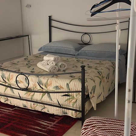 Small Mezzanine Apartment Colosseo Rome Bagian luar foto