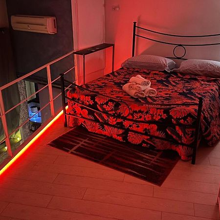 Small Mezzanine Apartment Colosseo Rome Bagian luar foto