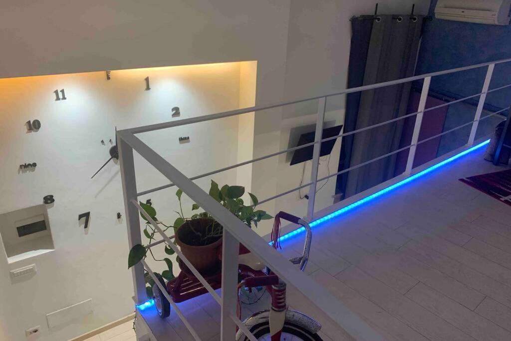 Small Mezzanine Apartment Colosseo Rome Bagian luar foto