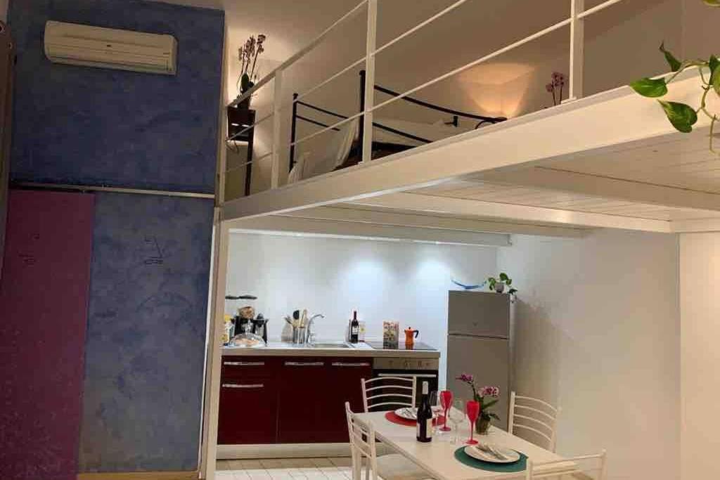 Small Mezzanine Apartment Colosseo Rome Bagian luar foto
