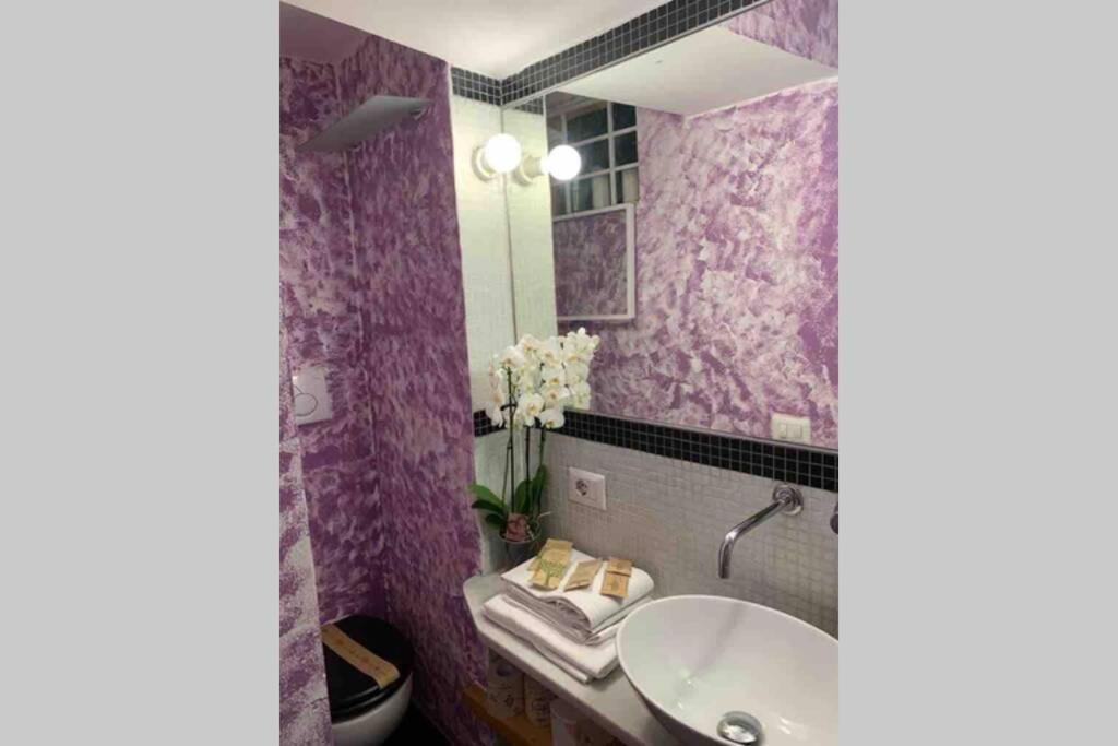 Small Mezzanine Apartment Colosseo Rome Bagian luar foto