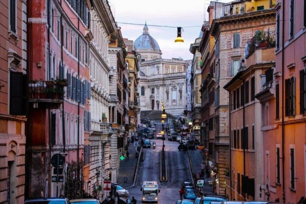 Small Mezzanine Apartment Colosseo Rome Bagian luar foto