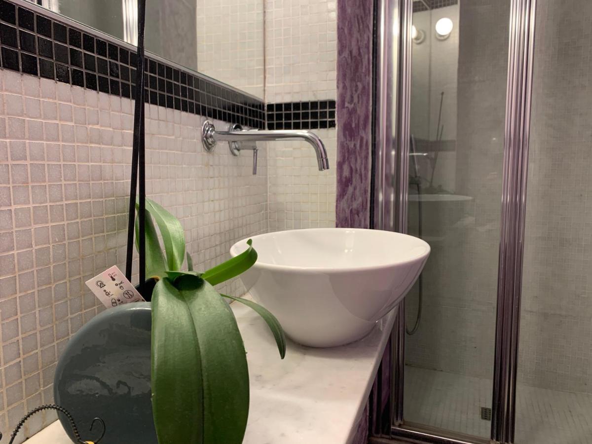 Small Mezzanine Apartment Colosseo Rome Bagian luar foto