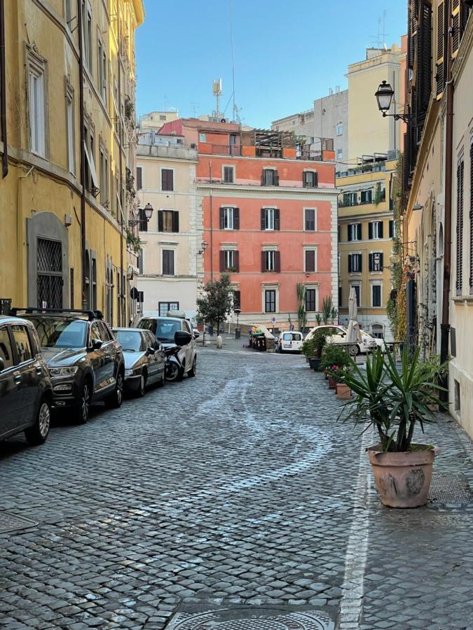 Small Mezzanine Apartment Colosseo Rome Bagian luar foto