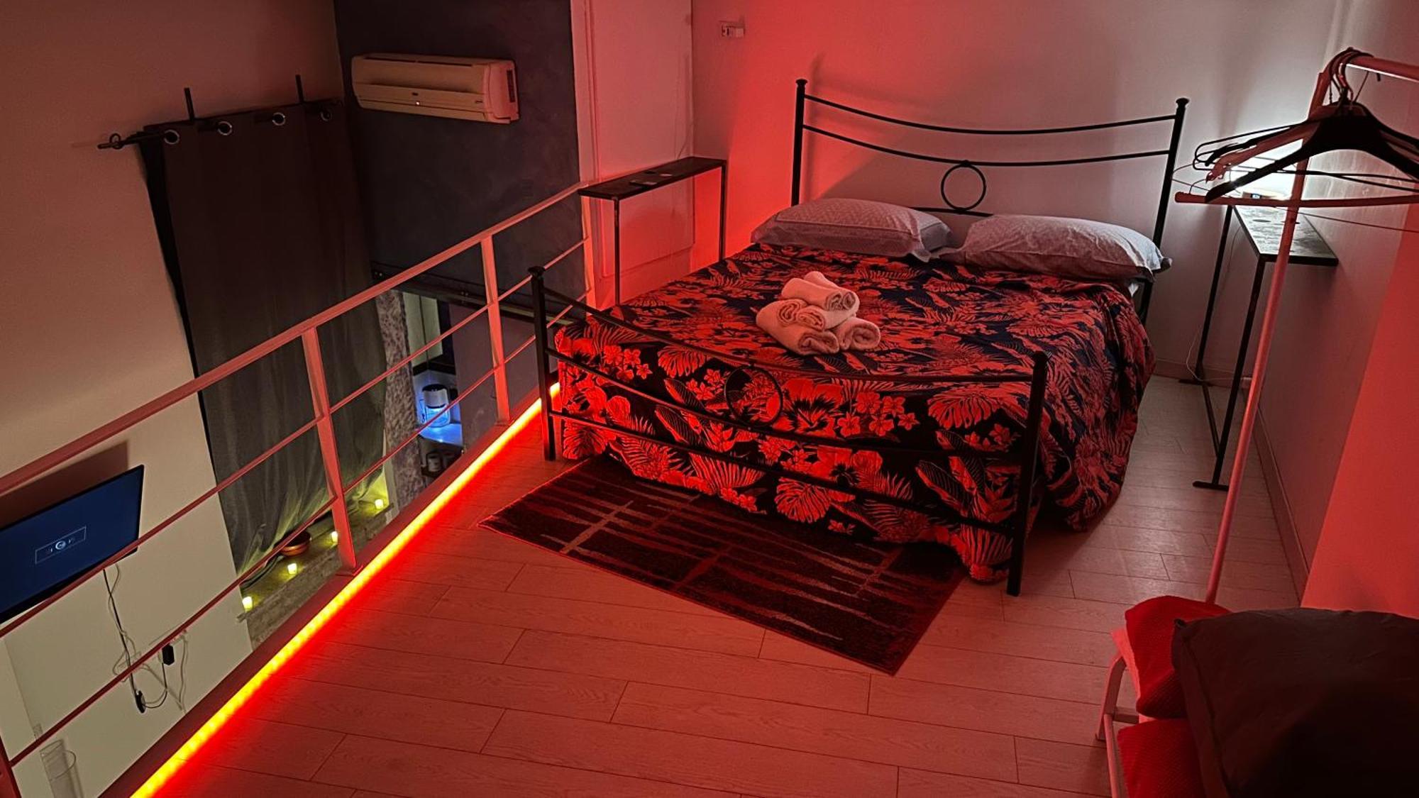 Small Mezzanine Apartment Colosseo Rome Bagian luar foto